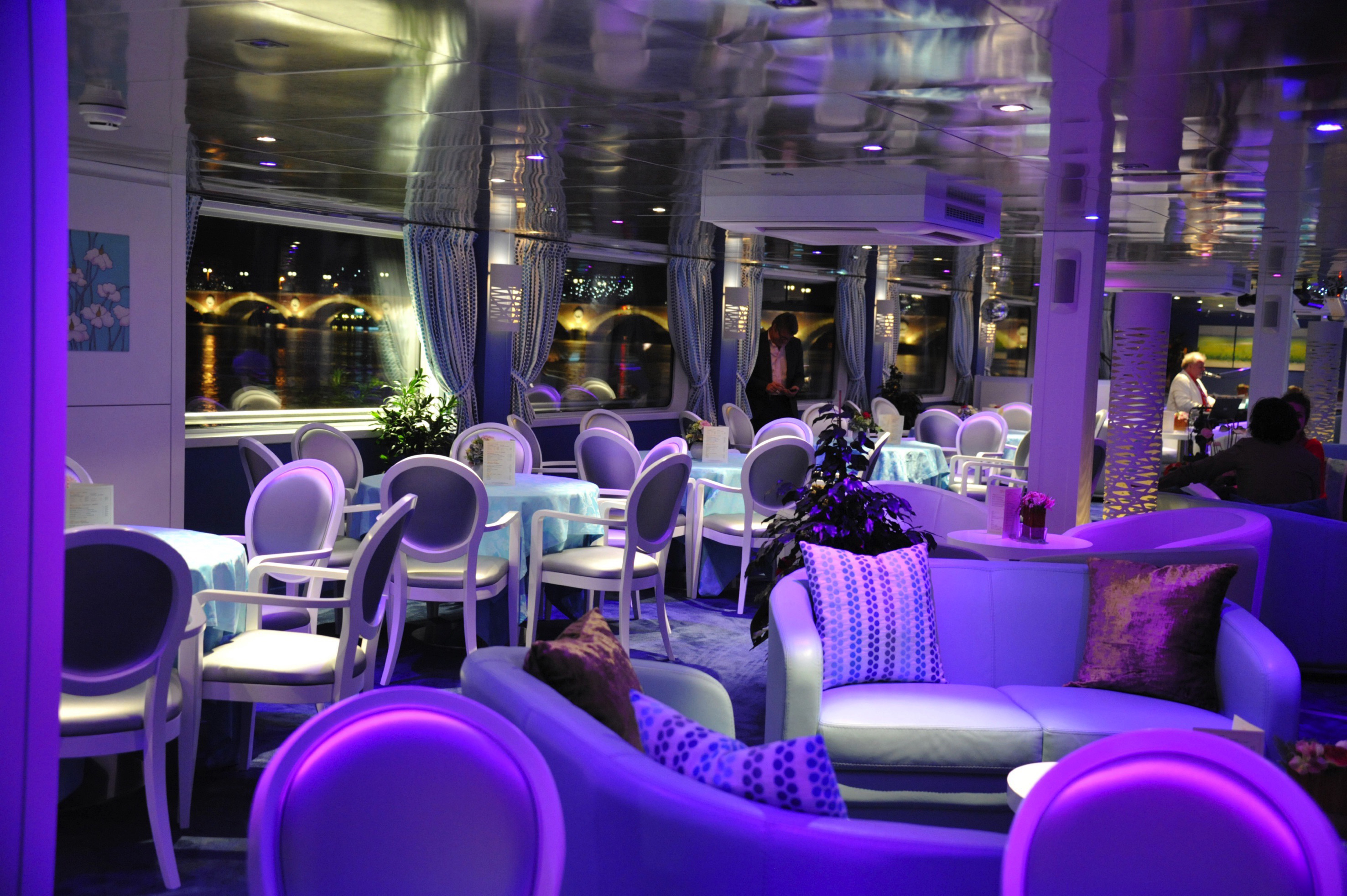 Lounge Bar with Dancefloor